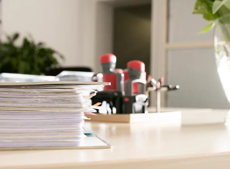 Ein Blick auf Aktenordner und Stempel der Steuerberatungskanzlei Bakszas